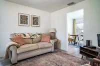 Charming 2-bedroom house with huge yard and firepit in Eagle Lake