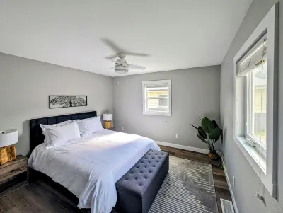Spacious 3BR Home w/ Deck – Right in Downtown Custer, Shops & Dining! Các khách sạn gần Custer County 1881 Court House Museum