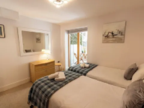 Luxury apartment with beautiful sea views.  Private parking, lift and hot tub. Ξενοδοχεία στην πόλη Mumbles