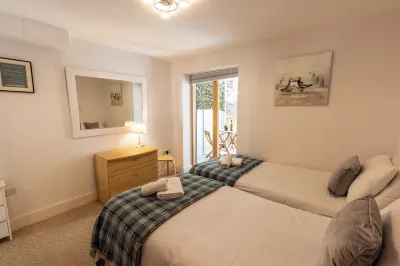 Luxury apartment with beautiful sea views.  Private parking, lift and hot tub. Hotels near Southend Gardens