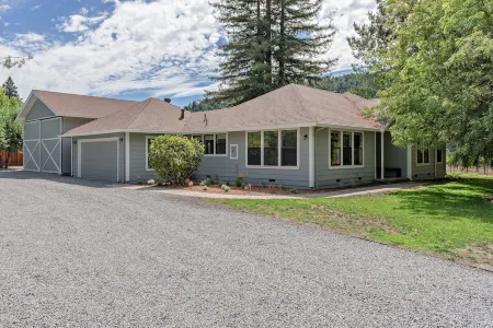 Modern Home w/Woodstove & Swimming Pool; a Resort Feel in a Vineyard Setting!
