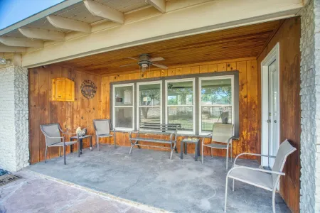 3-bedroom home in Old Midland/Downtown Area w/ spacious backyard and fireplace