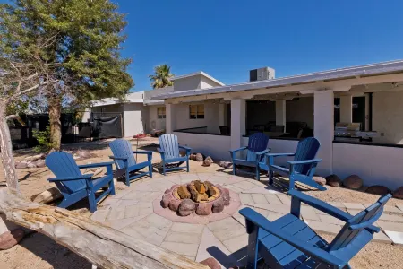 Desert Dream Stay with Pool - next to Joshua Tree Отели рядом с достопримечательностью «Bowladium»