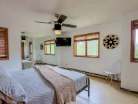 Breezy Hills - Unit 3; Lake Bemidji, King Bed, Kayaks, PB Trail Private Access โรงแรมในเบมิดจิ