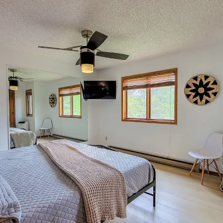 Breezy Hills - Unit 3; Lake Bemidji, King Bed, Kayaks, PB Trail Private Access