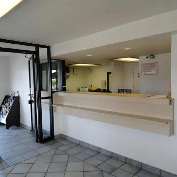Travel Inn Motel Отели рядом с достопримечательностью «Арена «XL-центр»»