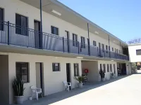 Red Cedar Motel - Parking