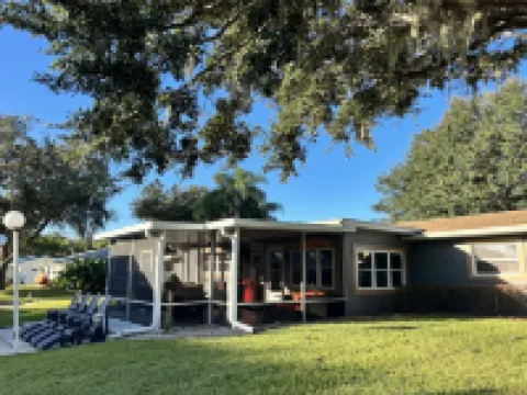 Waterfront Bungalow with private mooring, slip, kayaks, deep water canal