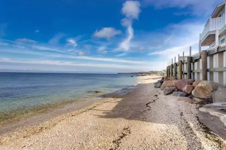 Water Front Beach House w/ Private Beach with 3 Bedrooms/2 Bathrooms/Large Deck
