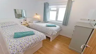 Swallows Beach Chalet |Sleeps 6 Walk to the Beach Hotels near Surfer's Paradise Croyde Bay Campsite