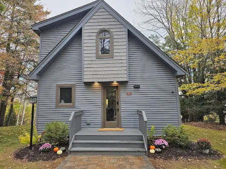 Charming 2-Bedroom Cottage with Game-Room and WiFi in Bolton Landing/Lake George