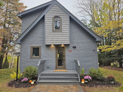 Charming 2-Bedroom Cottage with Game-Room and WiFi in Bolton Landing/Lake George