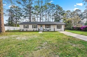 Entire home in Savannah, GeorgiaPet Friendly~Gym~Putting Green~Office~Grill Top