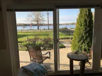 Bass Lake Views & Access. Walk Downtown Elk Rapids. Hotel di Elk Rapids