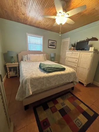 Walk to the beach and Flagler Ave-2 bedroom cottage Отели рядом с достопримечательностью «Sugar Mill Country Club»