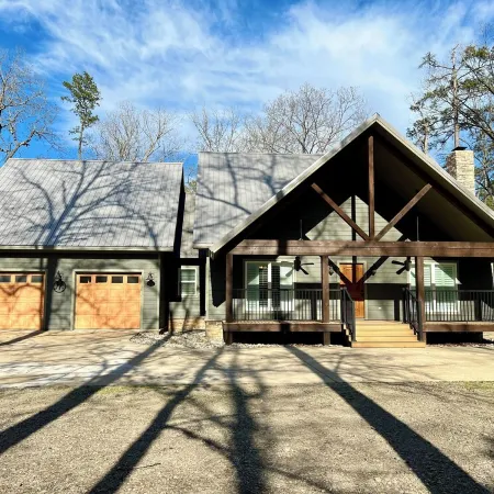 Spacious Cabin on Little Mo River!! Game Room! Relax & Have Fun! 4 Bed, 4.5 Bath