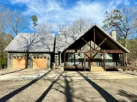 Spacious Cabin on Little Mo River!! Game Room! Relax & Have Fun! 4 Bed, 4.5 Bath - con encanto
