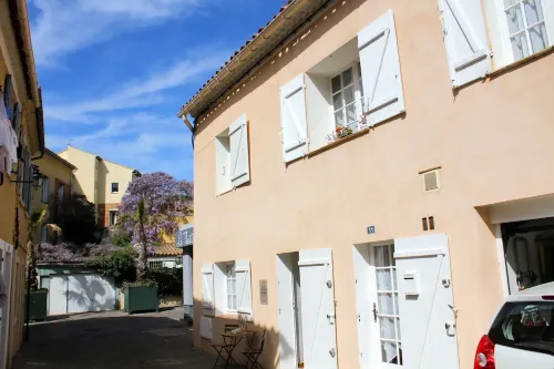 "StellaHome - l'Enclos" Quiet Village House. Near port and beach. GARAGE