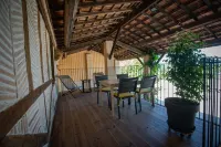 Cottage between Bordeaux and St Emilion with Magnificent Park, surrounded by Vines