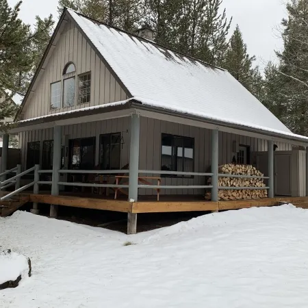 Cozy home in heart of Sunriver w/ hot tub, close to Mt Bachelor