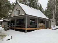 Cozy home in heart of Sunriver w/ hot tub, close to Mt Bachelor