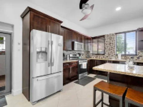 Great Family home by airport with large pooL/yard Hotels in Hialeah