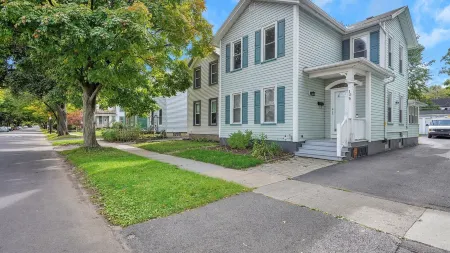 Explore ROC from South Wedge Gem with free Wi-fI & parking-