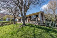 3 Beds / 1 Bath - Stroll into Downtown WJ & to the Park!