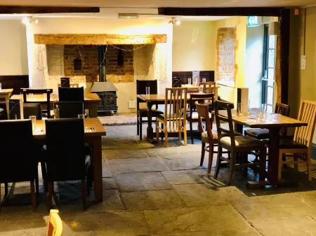 The Hollybush Inn and B&B Отели в г. Наптон он Хилл