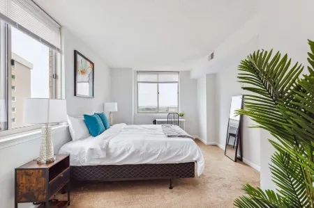 2Br Luxury City Suite with Gym & Pool