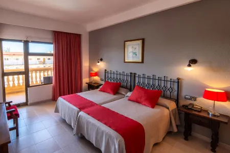 Apartamentos Isla Del Sol Отели в г. Portol