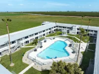Spark by Hilton Santa Nella - Pools