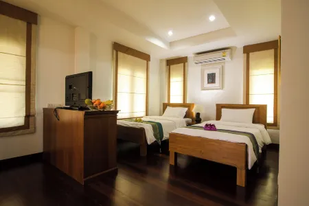 ThaiHome Resort Отели рядом с достопримечательностью «Wat Bot School»