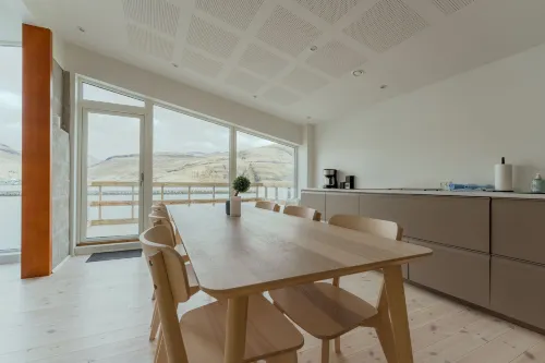 Seaside Nest - Charming Waterfront Retreat - Homestays