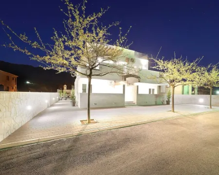 Villa with Heated Pool โรงแรมในSeline