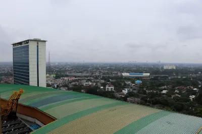 コンフォート 2 ベッドルーム アパートメント  アット ーテ0ィH フロア トランスパーク チブブール Gunadarma University F6周辺のホテル