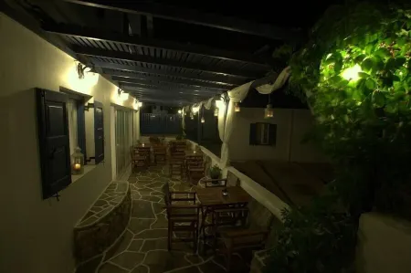 Aphrodite Hotel & Apartments Отели рядом с достопримечательностью «Dream Boat Ios Island»