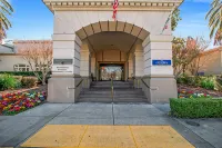 Lions Gate Hotel Hotel dekat Kompleks Golf Haggin Oaks