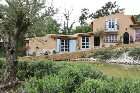 Moon River Village Отели рядом с достопримечательностью «Wat Khao Phaeng Ma»