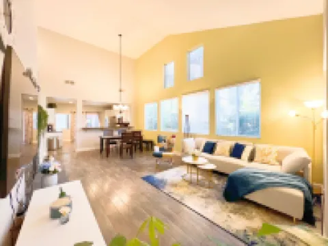 High Ceiling & Amazing backyard & family Kids friendly