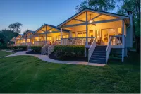 Cozy Waterfront Chalet with Great Dock Campsite No 70附近的飯店