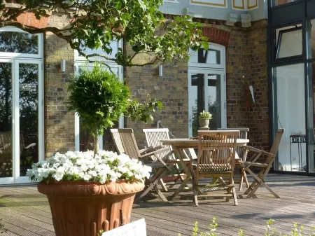 Historic, beautiful holiday home, right on the Kiel Canal Отели в г. Нойвиттенбек