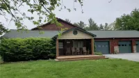 Family Cabin with Hot Tub & Game room. 8.3 miles from Appalachian Ski Mt.