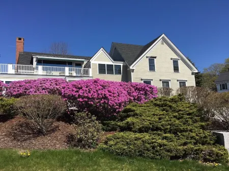 Spacious 1 bedroom apartment in town with a water view!