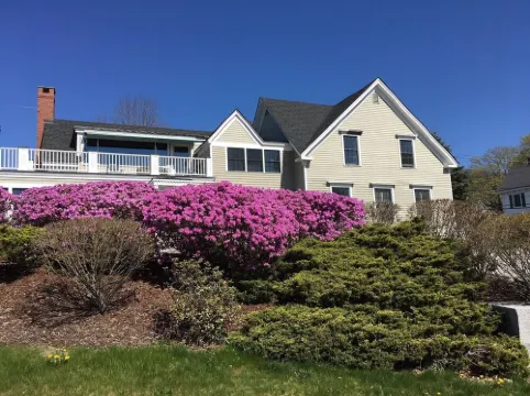 Spacious 1 bedroom apartment in town with a water view! カムデンのホテル