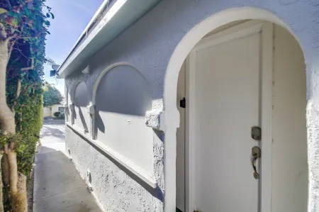 Cozy Beach Studio – Sleeps 2, Walk to Ocean Отели рядом с достопримечательностью «Пойнт Лома»