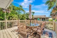 Breezy coastal duplex with easement access to private beach & deck- dog-friendly Hotel a Grove City