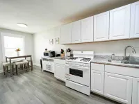 Close to Downtown and Beach Attractions - Charming Retreat