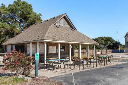 Private Pool and Hot Tub - Elegant Coastal Sanctuary Отели в г. Карритак