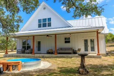 The Get Away in the Texas Hill Country Hotel dekat Grape Creek Vineyards
